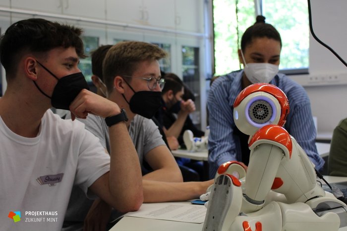 Schülerinnen und Schüler im Workshop Nao-Roboterprogrammierung